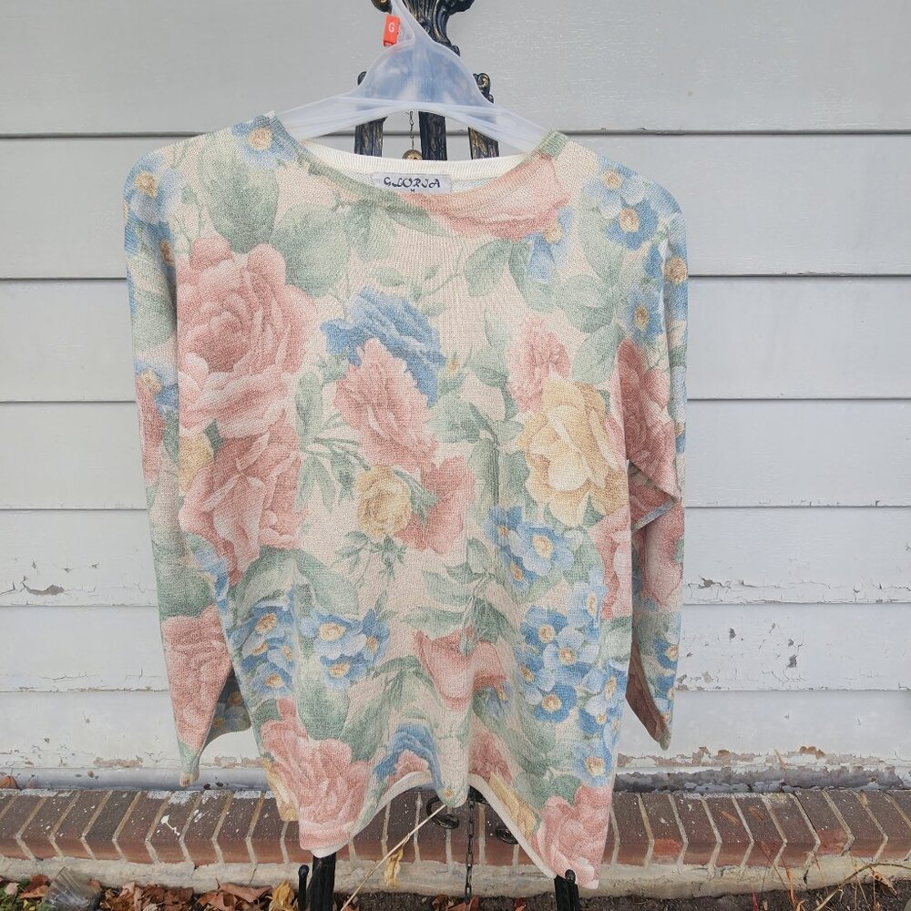 A21 Remarkably soft & pretty Flower top w/gold thread accents - Sz M